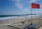 Bandera roja en La Manga indicando que la playa est cerrada