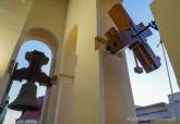 Matraca instalada en el campanario de Santa Mara de Gracia hecha sonar por primera vez hoy Viernes Santo
