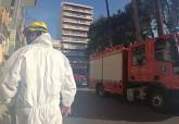 Los bomberos de guardia desinfectan los cuarteles de la Polica Local