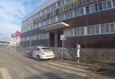 Los bomberos de guardia desinfectan los cuarteles de la Policía Local