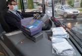 Reparto de mascarillas a los usuarios de autobuses para evitar contagios por coronavirus