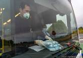 Reparto de mascarillas a los usuarios de autobuses para evitar contagios por coronavirus
