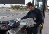 Reparto de mascarillas a los usuarios de autobuses para evitar contagios por coronavirus