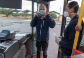 Reparto de mascarillas a los usuarios de autobuses para evitar contagios por coronavirus
