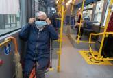 Reparto de mascarillas a los usuarios de autobuses para evitar contagios por coronavirus