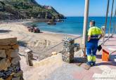 Trabajos de limpieza en la playa Cala Cortina