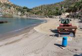 Trabajos de limpieza en la playa Cala Cortina
