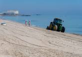 Trabajos de limpieza en la playa de La Manga