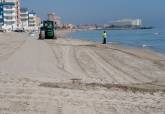 Trabajos de limpieza en la playa de La Manga