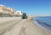 Trabajos de limpieza en la playa de Levante, Cabo de Palos