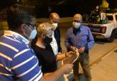 Manuel Padn y Diego Ortega supervisando las tareas de fumigacin contra la plaga de mosquitos en diputaciones