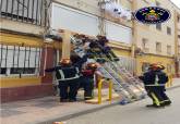 Bomberos apuntalando un edificio en riesgo de colapso en la calle Alcalde Bartolom Spottorno