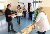Visita del teniente de alcalde, Manuel Pad�n, al consultorio de Isla Plana