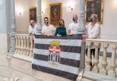 Los mstiles del Palacio Consistorial ya lucen la bandera albinegra en apoyo al FC Cartagena