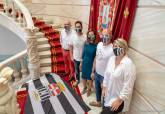 Los mstiles del Palacio Consistorial ya lucen la bandera albinegra en apoyo al FC Cartagena