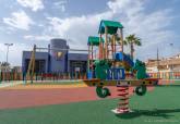 Parque infantil y rea de mayores acondicionados en Los Urrutias