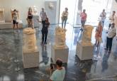 Visitantes en museos con mascarilla y medidas de seguridad 