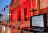 Palacio Consistorial iluminado de rojo por Alerta Roja