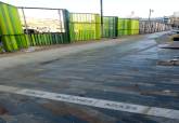 Colocaci�n de la valla panelada del acceso al Molinete por la calle Balcones Azules