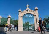 Medidas de seguridad a la entrada del cementerio de Los Remedios de cara a la festividad de Todos los Santos