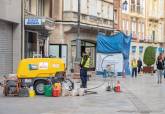 Plan de limpieza y pintado de columnas de farola en el centro de la ciudad