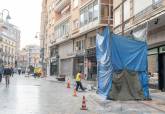 Plan de limpieza y pintado de columnas de farola en el centro de la ciudad