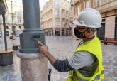 Plan de limpieza y pintado de columnas de farola en el centro de la ciudad