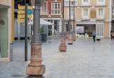 Plan de limpieza y pintado de columnas de farola en el centro de la ciudad
