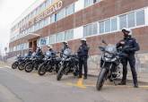 El concejal Juan Pedro Torralba supervisa la puesta en marcha de las nuevas motocicletas de Policía Local.