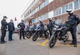 El concejal Juan Pedro Torralba supervisa la puesta en marcha de las nuevas motocicletas de Policía Local.