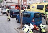 Bomberos auxilian a un conductor de 72 aos tras sufrir un accidente en Urbanizacin Mediterrneo