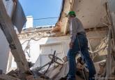Técnicos municipales de Urbanismo visitan el edificio de la plaza de la Condesa de Peralta afectado por el derrumbe de una de sus plantas