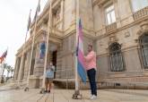 Izado de banderas trans y arco iris a las puertas del Palacio Consistorial Enorgullect 2021