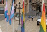 Izado de banderas trans y arco iris a las puertas del Palacio Consistorial Enorgullect 2021