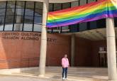 El concejal David Martnez con la bandera LGTBI en la fachada del Centro Cultural