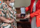 Entrega de la Medalla de Oro de las Bellas Artes otorgada a Paco Martn al Ayuntamiento de Cartagena