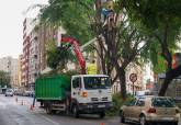 Operarios municipales subsanando los daos causados por la lluvia