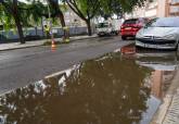 Operarios municipales subsanando los daños causados por la lluvia