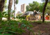 Figuras de los dinosaurios en el parque Sauces.