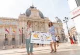 La alcaldesa Noelia Arroyo y la vicealcaldesa Ana Beln Castejn, con el cartel.