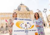 La alcaldesa Noelia Arroyo y la vicealcaldesa Ana Beln Castejn, con el cartel.