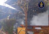 Bomberos extinguen un incendio en Villas Caravaning