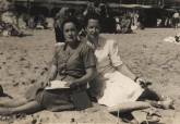 Amanda Junquera y Carmen Conde en una playa de Santander en 1945