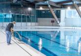 Últimos preparativos de la piscina del Palacio de Deportes.