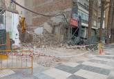 Edificio de la Alameda cuyo derrumbe ha provocado caída de cascotes a la vía pública