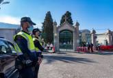 Policas locales regulando el acceso a los cementerios municipales el da de Todos los Santos
