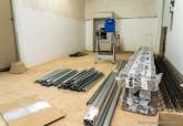 Operarios reciben los focos para la nueva iluminaci�n del estadio Cartagonova