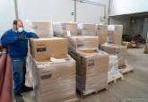 Operarios reciben los focos para la nueva iluminaci�n del estadio Cartagonova