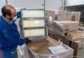 Operarios reciben los focos para la nueva iluminaci�n del estadio Cartagonova