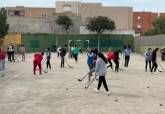 Alumnos del CEIP Cuatro Santos reciben la visita del Club Hockey Cartagena gracias al Programa ADE